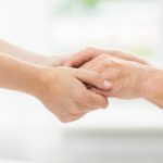 Hand in Hand mit einem Seniorendienstleister