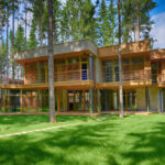 Holz- und Ziegelfassade in einem